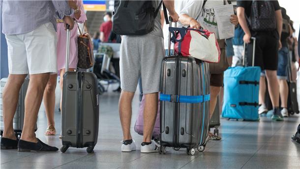 Flugpassagiere in der Abfertigungshalle