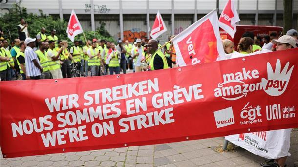 Amazon-Beschäftigte zu Warnstreik aufgerufen Beschäftigte von Amazon bei einer Demonstration unter dem Titel „Make Amazon Pay! Für gute und gesunde Arbeit bei Amazon!“ vor dem Amazon-Verteilzentrum in Hamburg-Veddel.