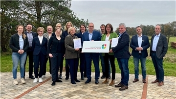 Bescheidübergaben (v.l.): Dina Schärfe, Michael Wenzel, Susanne Gratza, Kerstin Norda, Marina Sancken, Jana Lindemann, Ines Utecht, Babette Bammann, Christine Brandt, Landrat Thorsten Krüger, Christoph Kundler, Landesbeauftragte Karin Beckmann, Kai-Ulrich Baak, Nico Schäfer, Dr. Uwe Andreas