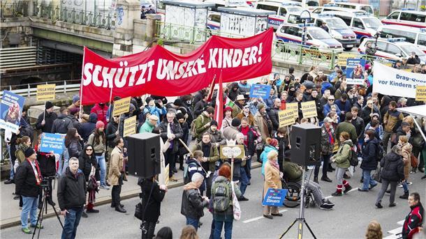 „Beschützt unsere Kinder!“, fordern Demomonstranten angesichts der Lesung einer Drag Queen.