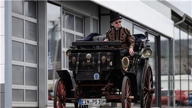 Besitzer Karl-Heinz Rehkopf kommt mit seiner Benz Victoria Nummer 99 zur Hauptuntersuchung auf dem Parkplatz vom TÜV Nord.