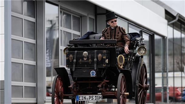 Wohl ältestes Auto Deutschlands besteht Tüv-Untersuchung Besitzer Karl-Heinz Rehkopf kommt mit seiner Benz Victoria Nummer 99 zur Tüv-Hauptuntersuchung.