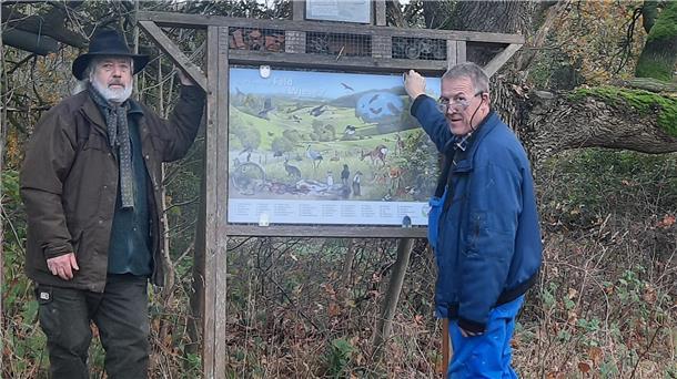 Forum Natur Lunekring engagiert sich im Otterbiotop in Lunestedt Hermann Kück und Volker Radau bauen eine Schautafel auf