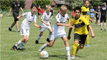Kinder spielen Fußball