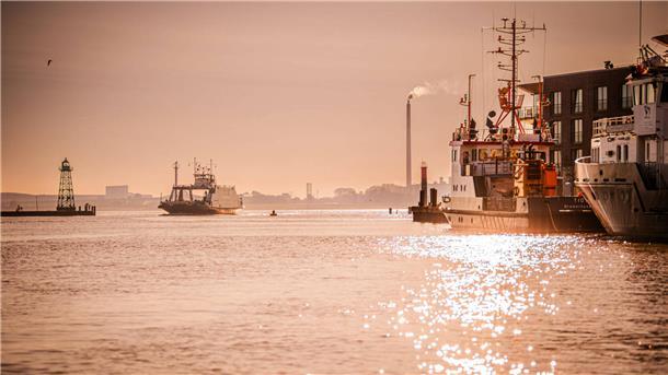 Fähre auf Wasser