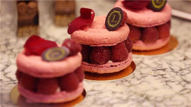 Macarons und Co: Tschüs Nachtisch, Hallo Luxusdessert Besonders edle Macarons von Ladurée in Paris mit ganzen Himbeeren. (Archivbild)