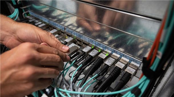 Drei Viertel der Unternehmen brauchen mehr Fachkräfte Ein Mitarbeiter des Höchstleistungsrechenzentrum HLRS hat ein Glasfaserkabel in der Hand. Der Fachkräftemangel in Deutschland hat sich im vergangenen Jahr deutlich verschärft.