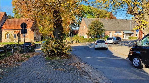 Autos fahren auf einer Straße. 