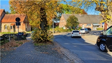 Autos fahren auf einer Straße. 