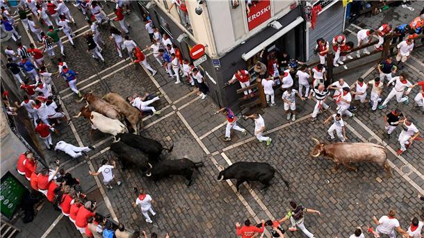 Besonders in Kurvern auf der mehr als 800 Meter langen Strecke kommt es immer wieder zu gefährlichen Szenen. Wer stürzt, soll flach liegen bleiben und die Hände schützend über den Kopf halten, bis die Meute vorbeigeprescht ist.