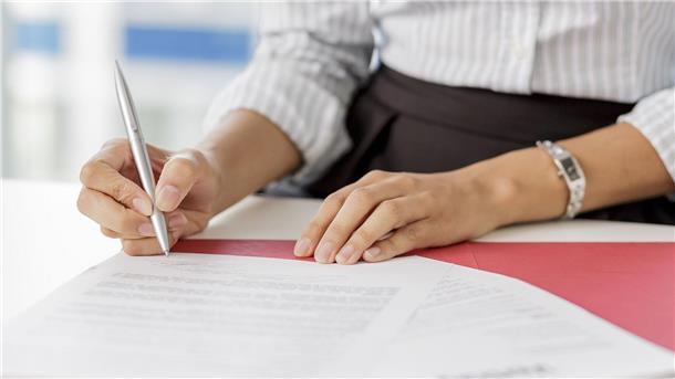 Starke Zunahme befristeter Verträge im öffentlichen Dienst Besonders neue Mitarbeiter sind von befristeten Arbeitsverträgen betroffen. Allein 2021 waren rund 60 Prozent der Neueinstellungen im öffentlichen Dienst befristet. (Symbolbild)