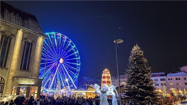 Besonders viel los war beim Nikolausumzug am 6. Dezember, der diesmal unter anderem von „Glowing Angels“ begleitet wurde.