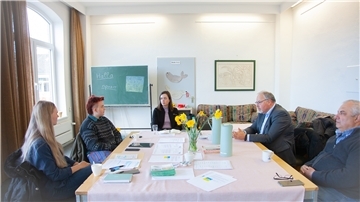 Besprechung im Raum des Willkommenspunktes für geflüchtete Menschen in Dorum (von links): Jasmin Meyer, Kateryna, Saskia Stöwing, Michael Göbel und Reinhold Grünholz.