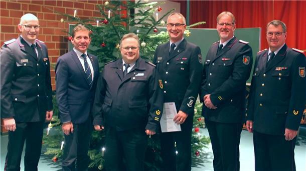 Wesermarsch: Darum setzt die Feuerwehr im Kreis jetzt auf Drohnen Sechs Männer in Anzug oder Uniform vor einem Weihnachtsbaum