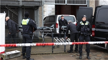 Bestatter sind eingetroffen, um die Leichen der Opfer abzuholen.