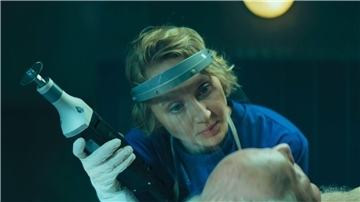 Bestatterin Blum (Anna Maria Mühe) in Folge 1 der Netflix-Thrillerserie „Totenfrau“.