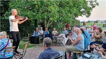 Beste Stimmung bei bestem Wetter mit der Band Le Clou.