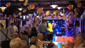 Beste Stimmung herrschte im ausverkauften Dorphuus in Lunestedt: Bei Bier und Livemusik wurde ausgelassen gefeiert und getanzt.