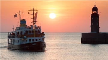 Bestens geeignet für eine Postkarte aus Bremerhaven: der Salondampfer „MS Hansa“.