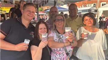 Gruppe von Menschen auf dem Nordenhamer Stadtfest