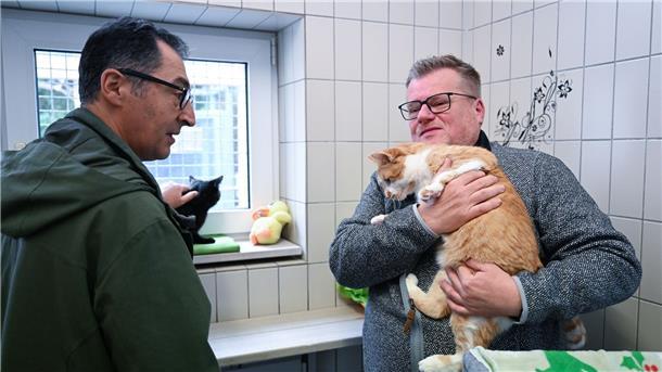 Besuch im Katzenhaus: Bundeslandwirtschaftsminister Cem Özdemir und Tierschutzbund-Präsident Thomas Schröder.