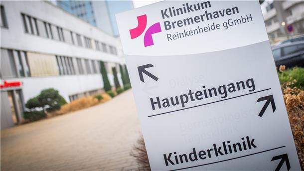 In der Corona-Pandemie: Ärger um Besuch in Bremerhavener Krankenhaus Schild am Klinikum Reinkenheide in Bremerhaven