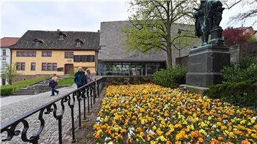 Besucher besichtigen das Bachdenkmal vor dem Bachhaus in Eisenach.