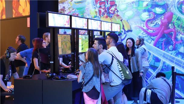 Gamescom startet mit großem Andrang Besucher der Spielemesse Gamescom in Köln probieren neue Computerspiele direkt vor Ort aus.