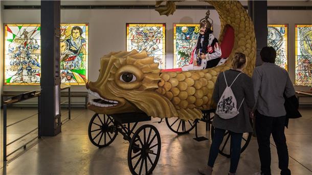 Erster Rosenmontagszug sollte Karneval an die Kette legen Besucher des Kölner Karnevalsmuseums besichtigen einen originalgetreuen Nachbau des sogenannten „Heldenwagens“ aus dem ersten Kölner Rosenmontagszug von 1823.