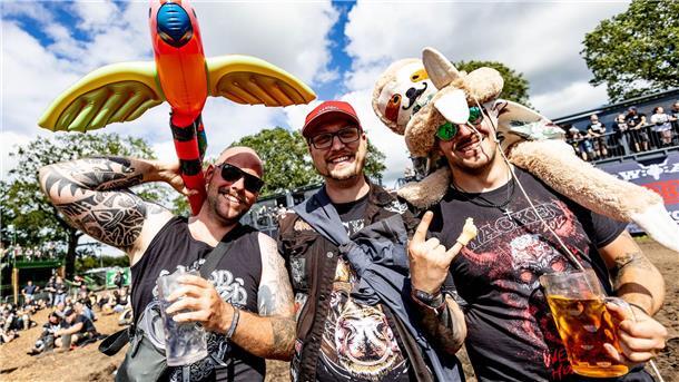 Metalfans verlassen Wacken ohne Probleme Besucher des Wacken Open Air feiern vor den Bühnen im sogenannten „Infield“.
