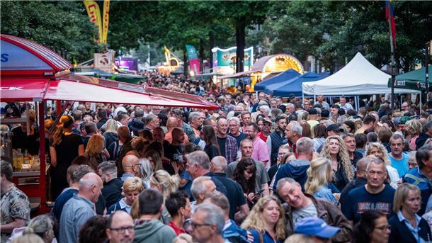 Besucher drängen sich in der „Alten Bürger“ am Freitagabend: zwischen den Bühnen legte man einen Zwischenstopp an den Ständen ein. 