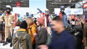 Besucher gehen in der Messe München zu Beginn der Sportartikelmesse Ispo durch die Messehallen.