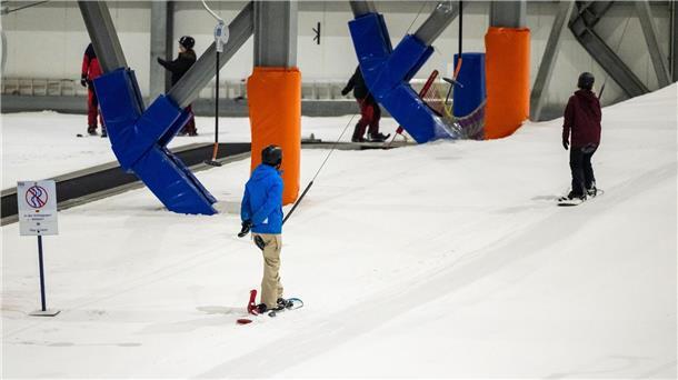 Kritik an Sommerski in Bispingen - Snow Dome wehrt sich Besucher nutzen die Skihalle Snow Dome.
