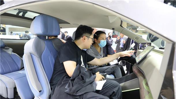 Experte: Chinas Tech-Konzerne werden E-Auto-Markt verändern Besucher probieren ein HarmonyOS-basiertes intelligentes Bordcomputerterminal am Huawei-Stand auf der 20. internationalen Automobilausstellung „Auto Shanghai 2023“.