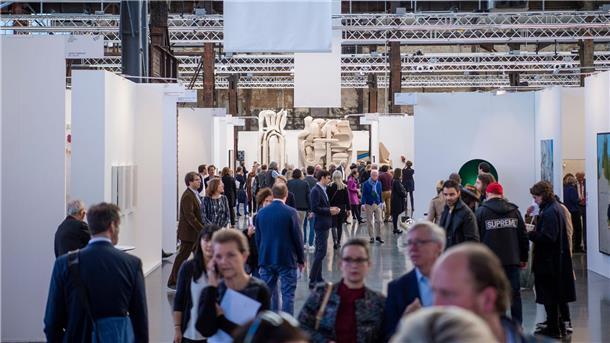 Kunstmesse Art Düsseldorf feiert fünfte Auflage Besucher schauen sich Kunstwerke auf der Kunstmesse Art Düsseldorf an (Archivbild).