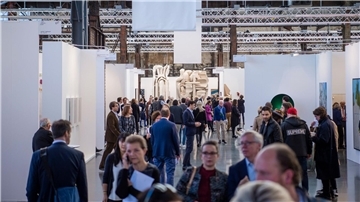 Besucher schauen sich Kunstwerke auf der Kunstmesse Art Düsseldorf an (Archivbild).