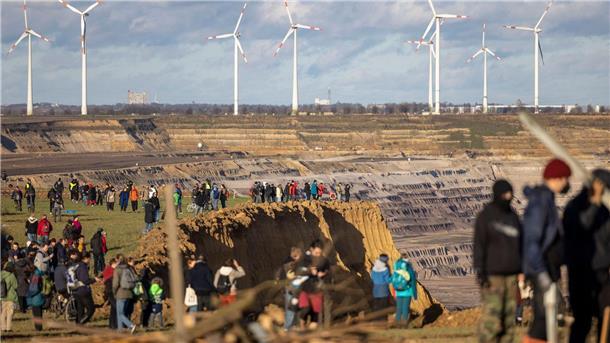 Lützerath: Räumung ab Mittwoch möglich Besucher stehen direkt an der Kante des Tagebaus Garzweiler II in Lützerath.