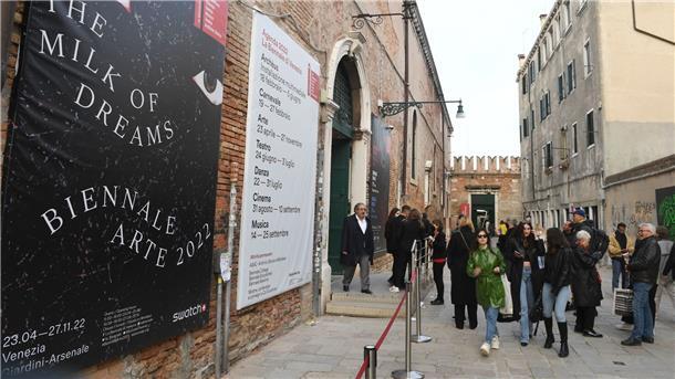 Biennale in Venedig mit Publikumsrekord Besucher vor dem Eingang des Arsenale-Geländes bei der 59. Kunstbiennale.