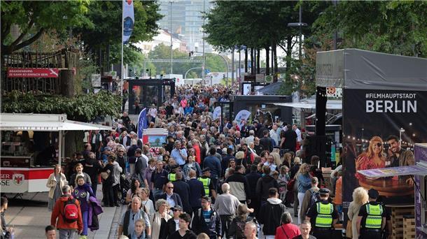 Einheitsfeiern in Hamburg startet mit Appell an Zusammenhalt Besucherinnen und Besucher auf dem Bürgerfest auf der Mönkebergstraße. Im Rahmen der Bundesratspräsidentschaft richtet Hamburg in diesem Jahr unter dem Motto „Horizonte öffnen“ die zentralen Feierlichkeiten zum Tag der Deutschen Einheit aus.