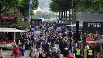Besucherinnen und Besucher auf dem Bürgerfest auf der Mönkebergstraße. Im Rahmen der Bundesratspräsidentschaft richtet Hamburg in diesem Jahr unter dem Motto „Horizonte öffnen“ die zentralen Feierlichkeiten zum Tag der Deutschen Einheit aus.