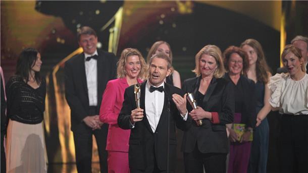 „Das Lehrerzimmer“ gewinnt Deutschen Filmpreis Besucherstärkster Film war „Die Schule der Magischen Tiere 2“. Regisseur Sven Unterwaldt nimmt stellvertretend den Deutschen Filmpreis entgegen.