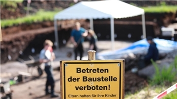 Betreten verboten: Auf einer landwirtschaftlichen Fläche in Ahlen-Falkenberg wird ein prähistorisches Großsteingrab erforscht.