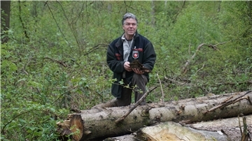 Betreut 16 Wälder zwischen der Falje bei Deinstedt und Himmelpforten: Förster Siegfried Rakowitz beim „Waldspaziergang“ im Vorwerk in Bremervörde. Siems