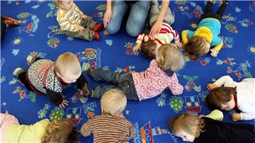 Kinder spielen