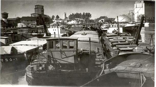 Betriebsamkeit pur fotografierte Fritz Frerichs: Schiff an Schiff im Binnenhafen in Brake.