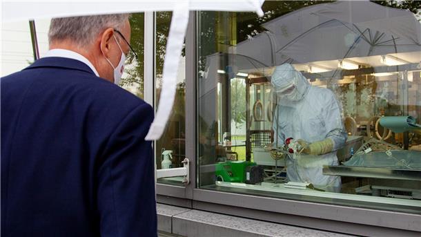Betriebsbesichtigung der etwas anderen Art: Weil bei der Produktion von Impfstoffen bei Vibalogics in Cuxhaven strengste Hygieneregeln gelten, durfte selbst Niedersachsens Ministerpräsident Stephan Weil die Arbeit der Labormitarbeiter nur von außen beobachten.
