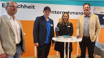 Betriebsdirektor Frank Bremer, Dirk Griesinger und Miriam Bonnet-Griesinger von der Agentur Interim-Group sowie Glencore-Geschäftsführer Thomas Hüser (von links) begrüßten die Besucher im neuen Job2Go-Center.