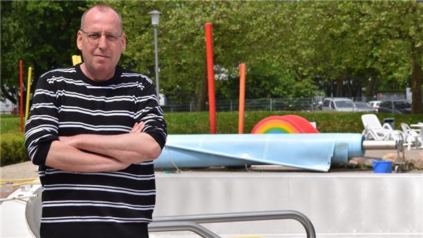 Betriebsleiter Ingo Wendland vor einem leeren Becken des Außenbereichs.