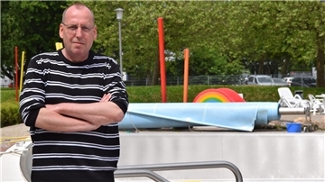Betriebsleiter Ingo Wendland vor einem leeren Becken des Außenbereichs.