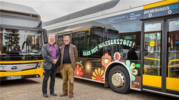 Wie Bremerhaven Bus neueste Technologie auf die Straße bringt Zwei Männer vor Bussen.